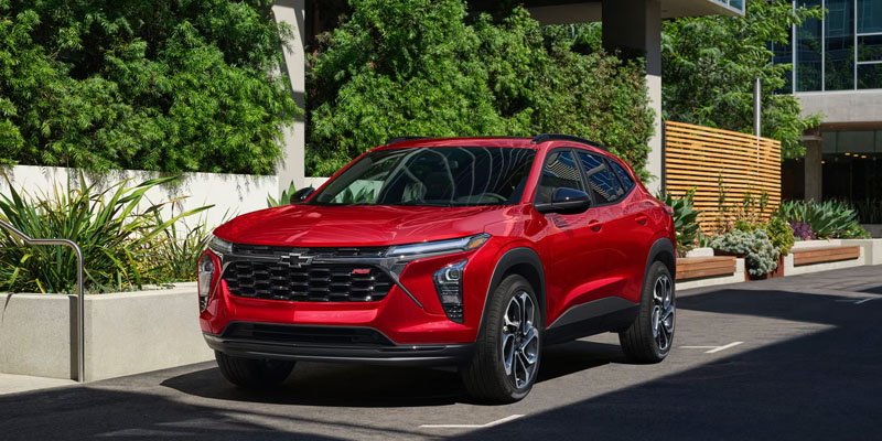 2025 Chevrolet Trailblazer RS parked outdoors near greenery
